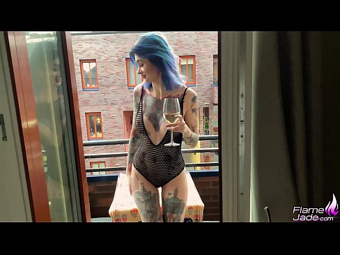 ❤️ አስደናቂ ልጃገረድ በጉልፕ እየጠባች እና በክፍት ሰማይ ስር በስሜታዊነት የምትበዳ የፊንጢጣ የወሲብ ፊልም